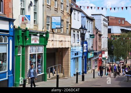 ROTHERHAM, Großbritannien - 10 JULI 2016: Menschen in Rotherham, Großbritannien. Rotherham ist eine große Stadt in South Yorkshire mit einer Bevölkerung von 109,691 Menschen. Stockfoto