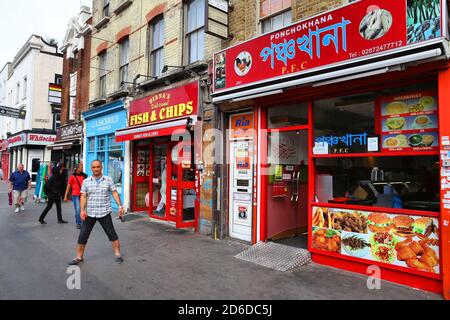 LONDON, Großbritannien - 7. JULI 2016: Diana's traditionelles britisches Fish and Chips Restaurant neben dem bangladeschischen Restaurant Poncho Khana in London. Stockfoto