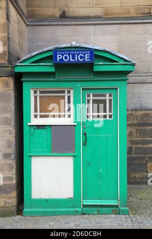 Englische Polizeibox - historische Polizeikabine in Sheffield, Großbritannien. Stockfoto