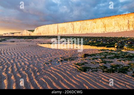 Sonnenuntergang und Ebbe bei Birling Gap am Fuß Von den sieben Schwestern Klippen im Osten Sussex Südosten England Stockfoto