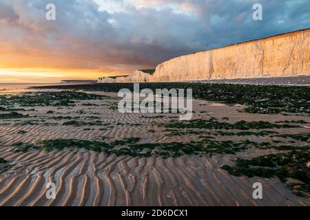 Sonnenuntergang und Ebbe bei Birling Gap am Fuß Von den sieben Schwestern Klippen im Osten Sussex Südosten England Stockfoto