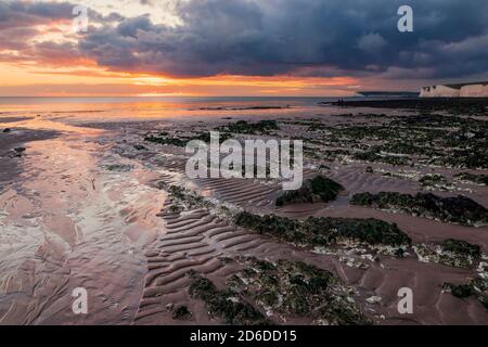 Dramatische rote Morgendämmerung Makrelen Himmel über dem Strand von Hastings In Ost-Sussex Süd-Ost-England Stockfoto