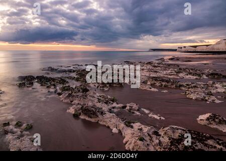 Dramatische rote Morgendämmerung Makrelen Himmel über dem Strand von Hastings In Ost-Sussex Süd-Ost-England Stockfoto