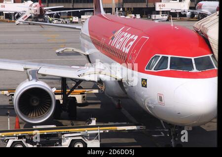 SAO PAULO, BRASILIEN - 12. OKTOBER 2014: Avianca Airline Airbus A320 am Flughafen Guarulhos in Sao Paulo. Der Flughafen hat im Jahr 2019 43 Millionen Passagiere bedient. Stockfoto