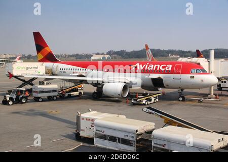 SAO PAULO, BRASILIEN - 12. OKTOBER 2014: Avianca Airline Airbus A320 am Flughafen Guarulhos in Sao Paulo. Der Flughafen hat im Jahr 2019 43 Millionen Passagiere bedient. Stockfoto