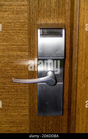 Zimmertür mit Schlüsselkartenöffnungssystem Stockfoto