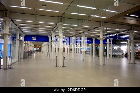 Ein ruhiger Eurostar International Abflug in St Pancras, London am Tag nach Premierminister Boris Johnson bestellt Pubs, Restaurants, Freizeitzentren Stockfoto