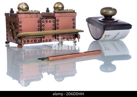 Nahaufnahme von Kupfertinte und Tintenstift A auf weißem Hintergrund. Style Steampunk. Stockfoto