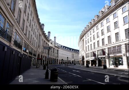 Eine ruhige Regent Street am Tag nach Premierminister Boris Johnson setzte Großbritannien in Lockdown, um zu helfen, die einzudämmen Verbreitung des Coronavirus zwingt Läden selli Stockfoto
