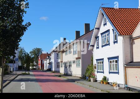 Stavanger, Norwegen. Lokale Wohnstraße mit typischen nordischen Holzhäusern. Stockfoto