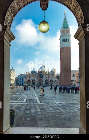 Am frühen Morgen auf der Piazza San Marco, Venedig, Veneto, Italien Stockfoto