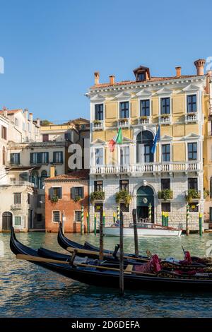 Gebäude Guardia di Finanza (Hafenfinanzpolizei), entlang des Canale Grande in der Nähe der Rialtobrücke, Venedig, Venetien, Italien Stockfoto