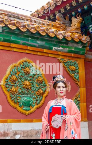 Peking, China - November 21 2019: Ein junges chinesisches Modell posiert in der Verbotenen Stadt in Peking, November 21 2019, Peking China Stockfoto