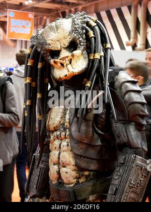 Ein Cosplayer gekleidet als Predator während der MCM Comic Con Im NEC Birmingham Stockfoto