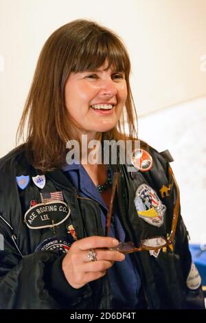 Sophie Aldred, mit der Jacke, die sie früher als Dr. Who's Begleiter Ace spielte, in der Misty Moon Gallery, Ladywell Tavern, Ladywell. Stockfoto