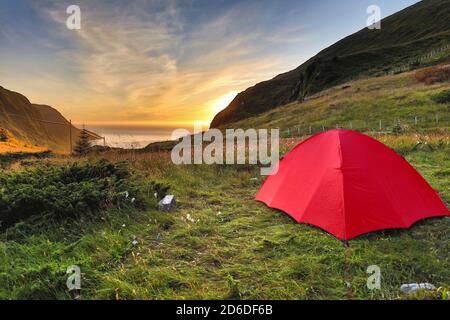 Rotes Zelt in Norwegen. Camping in Hoddevik Stadlandet Halbinsel Nordjord Bezirk. Stockfoto