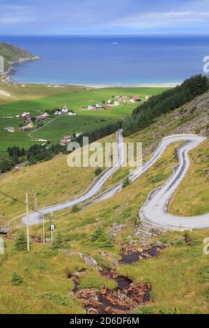 Norwegen kurvenreiche Straße. Landschaft von Hoddevik auf der Halbinsel Stadlandet, Norwegen. Stockfoto