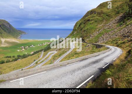 Norwegen kurvenreiche Straße. Landschaft von Hoddevik auf der Halbinsel Stadlandet, Norwegen. Stockfoto