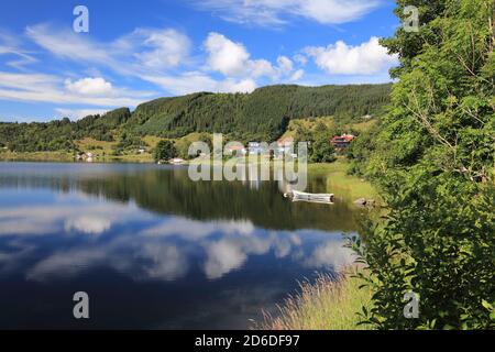 Kalandsvatnet See in Norwegen. Es ist der größte See in der Gemeinde Bergen. Schönes Sommerwetter. Stockfoto