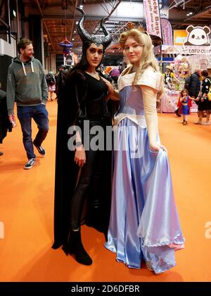 Cosplayer verkleidet als Maleficent und Prinzessin Aurora aus dem Disney Film Dornröschen während der MCM Comic Con statt Der NEC Birmingham Stockfoto