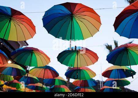 Viele farbige Schirme hängen in der Luft Stockfoto