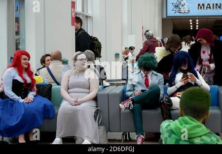 Cosplayer machen während der MCM Comic Con eine Pause Im NEC Birmingham Stockfoto