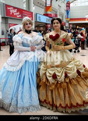 Cosplayer verkleidet als Cinderella und Belle während der MCM Comic Con statt im NEC Birmingham Stockfoto