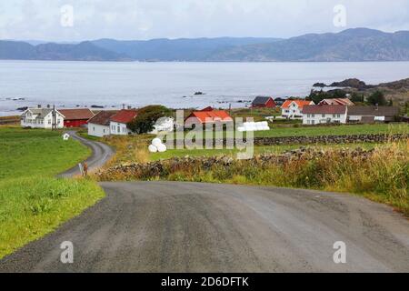 Norwegische Landschaft in der Nähe von Farsund in der Grafschaft Vest-Agder. Schotterstraße. Stockfoto