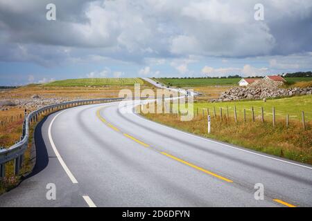 Rogaland Landschaft in Norwegen. Straßenverlauf im Sommer. Stockfoto