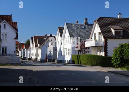 Stavanger, Norwegen. Lokale Wohnstraße mit typischen nordischen Holzhäusern. Stockfoto