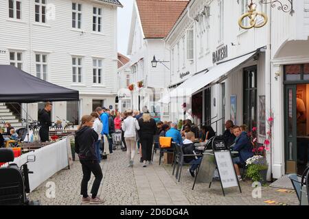 MANDAL, NORWEGEN - 17. JULI 2020: Die Menschen besuchen die Altstadt von Mandal. Es ist ein alter Fischerhafen in Vest-Agder Grafschaft Norwegen. Stockfoto