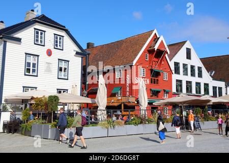 STAVANGER, NORWEGEN - 20. JULI 2020: Besucher besuchen den Bezirk Storhaug in Stavanger, Norwegen. Stavanger ist die drittgrößte Metropolregion in Norwegen mit Stockfoto