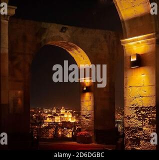 Blick auf den Hafen von La Valleta von Upper Barraka Gärten in der Nacht Stockfoto