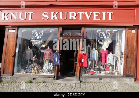 BERGEN, NORWEGEN - 23. JULI 2020: Schiefe Werkstatt in einem Holzgebäude im Stadtteil Bryggen in Bergen, Norwegen. Es ist ein UNESCO-Weltkulturerbe. Stockfoto