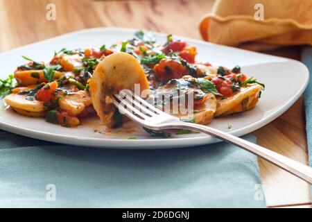 Käse Ravioli mit Huhn in eine Italienische Tomatensauce marinara Sauce Stockfoto