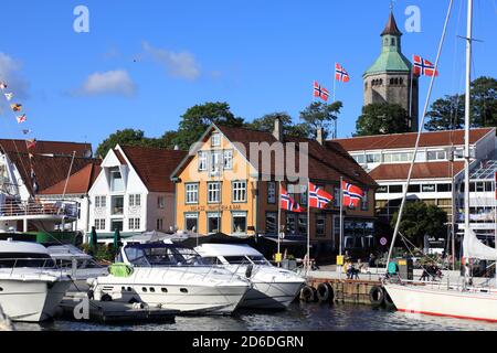 STAVANGER, NORWEGEN - 20. JULI 2020: Besucher besuchen den Bezirk Storhaug in Stavanger, Norwegen. Stavanger ist die drittgrößte Metropolregion in Norwegen mit Stockfoto