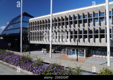 STAVANGER, NORWEGEN - 20. JULI 2020: Schwimmhalle (Svemmehall) Gebäude in Stavanger. Die funktionalistische brutalistische Architektur wurde von Gert Wal entworfen Stockfoto