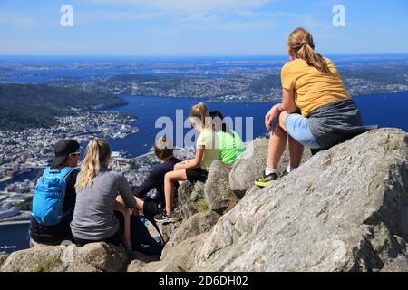 BERGEN, NORWEGEN - 23. JULI 2020: Die Menschen genießen die Aussicht von Ulriken Bergweg mit Blick auf die Stadt Bergen, Norwegen. Bei 643 Metern ist Ulriken die Hi Stockfoto