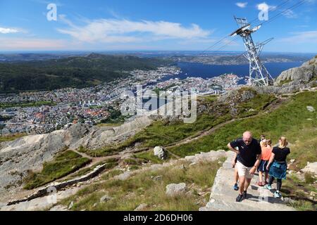 BERGEN, NORWEGEN - 23. JULI 2020: Die Menschen wandern auf dem Ulriken-Bergweg über Bergen, Norwegen. Mit 643 Metern ist Ulriken der höchste von Sieben Stockfoto