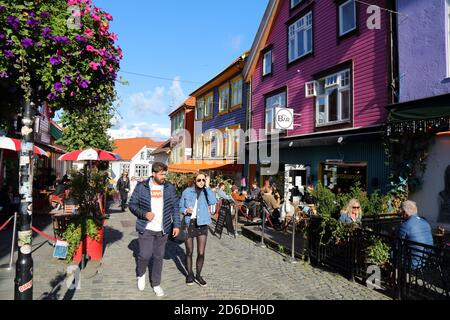 STAVANGER, NORWEGEN - 20. JULI 2020: Besucher besuchen den Bezirk Storhaug in Stavanger, Norwegen. Stavanger ist die drittgrößte Metropolregion in Norwegen mit Stockfoto