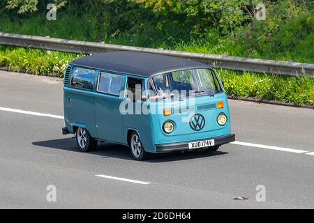 1979 70er Jahre VW Volkswagen T2 Wohnwagen und Wohnmobile, Wohnmobile auf Großbritanniens Straßen, Wohnmobil, Familienurlaub, Caravanette Urlaub, Touring Caravan Urlaub, Umbau von Van-Fensterpaneelen, VANAGON Autohome auf der Autobahn M61 Stockfoto