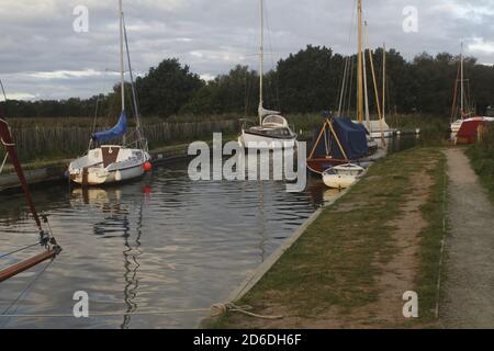 Festgemacht Boot auf den Norfolk Broads Stockfoto