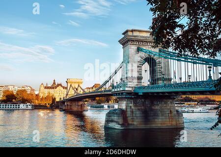 Kettenbrücke in Budapest auch bekannt als Szechenyi startete Verbindung der Buda und Pest - die wichtigsten ungarischen Hauptstadt Teile durch die Donau getrennt. Stockfoto