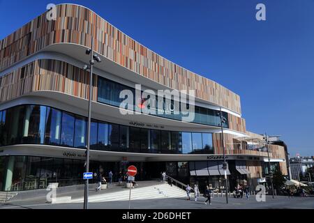 MÖNCHENGLADBACH, DEUTSCHLAND - 18. SEPTEMBER 2020: Menschen gehen durch das Minto Einkaufszentrum in der Innenstadt von Mönchengladbach, Deutschland. Das Einkaufszentrum ist im Besitz von Unibail Stockfoto