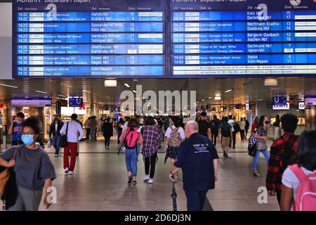 DÜSSELDORF, DEUTSCHLAND - 19. SEPTEMBER 2020: Besucher besuchen den Düsseldorfer Hauptbahnhof in Deutschland. Düsseldorf ist die 7. Größte Stadt i Stockfoto