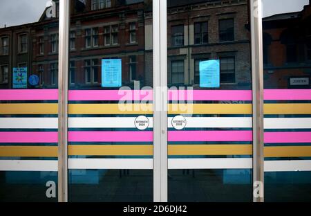 Ein Hinweis auf ein geschlossenes Broadway-Kino im Stadtzentrum von Nottingham, da Geschäfte wegen des Coronavirus-Ausbruchs schließen. Stockfoto