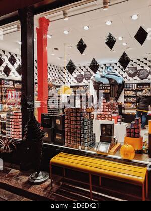Stockholm, Schweden, Blick durch das Schaufenster im Laden 'Lakrits Roten' auf Gamla Stan Stockfoto