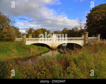 Die gusseiserne Tournament Bridge im Eglinton Country Park, Irvine North Ayrshire, Schottland während der Herbstsaison Stockfoto