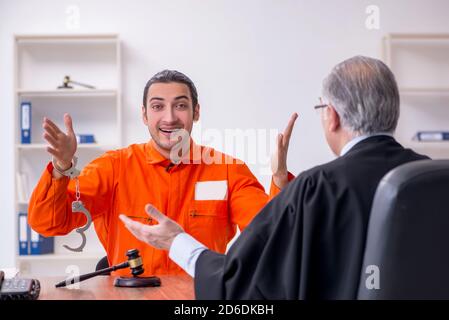 Alte Richter Treffen mit jungen Gefangenen im Gerichtsgebäude Stockfoto