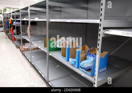 Leere Toilettenpapierregale in Asda Hyson Green in Nottingham. Stockfoto